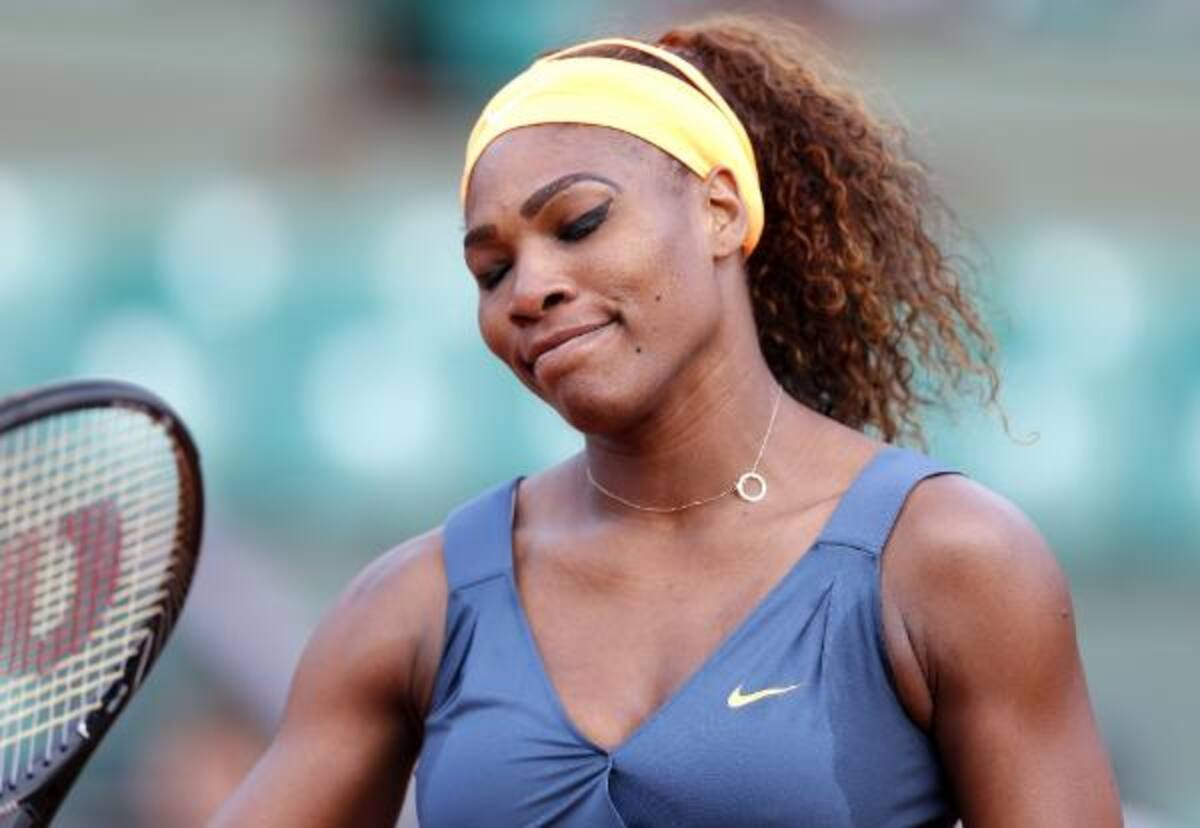 La tenista estadounidense Serena Williams gesticula durante el partido de segunda ronda del torneo de Roland Foto: efe