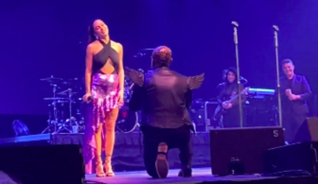 Greeicy Rendón y Mike Bahía en el escenario