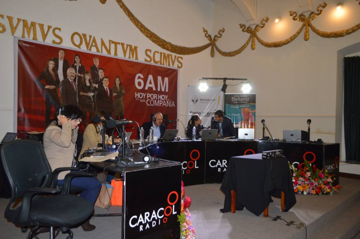 Darío Arizmendi, Darcy Quinn, Erika Fontalvo, Patricia Pardo, César Augusto Londoño y el humrista Don Jediondo, acompañados de la directora del Servicio Informativo de Caracol Radio en Pasto, Claudia Ortega, acompañan al pueblo nariñense.