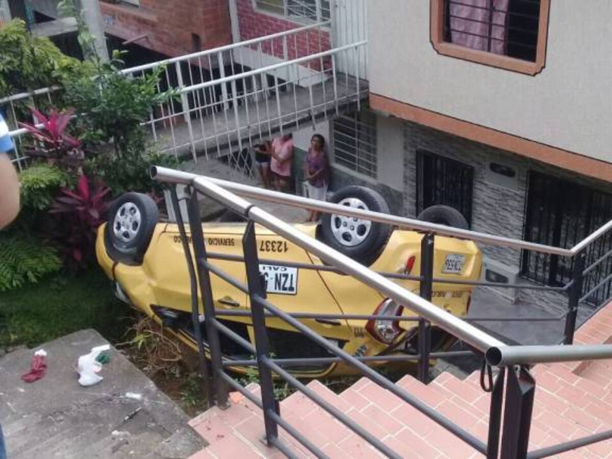 Un herido dejó el volcamiento de taxi en el sur de Cali