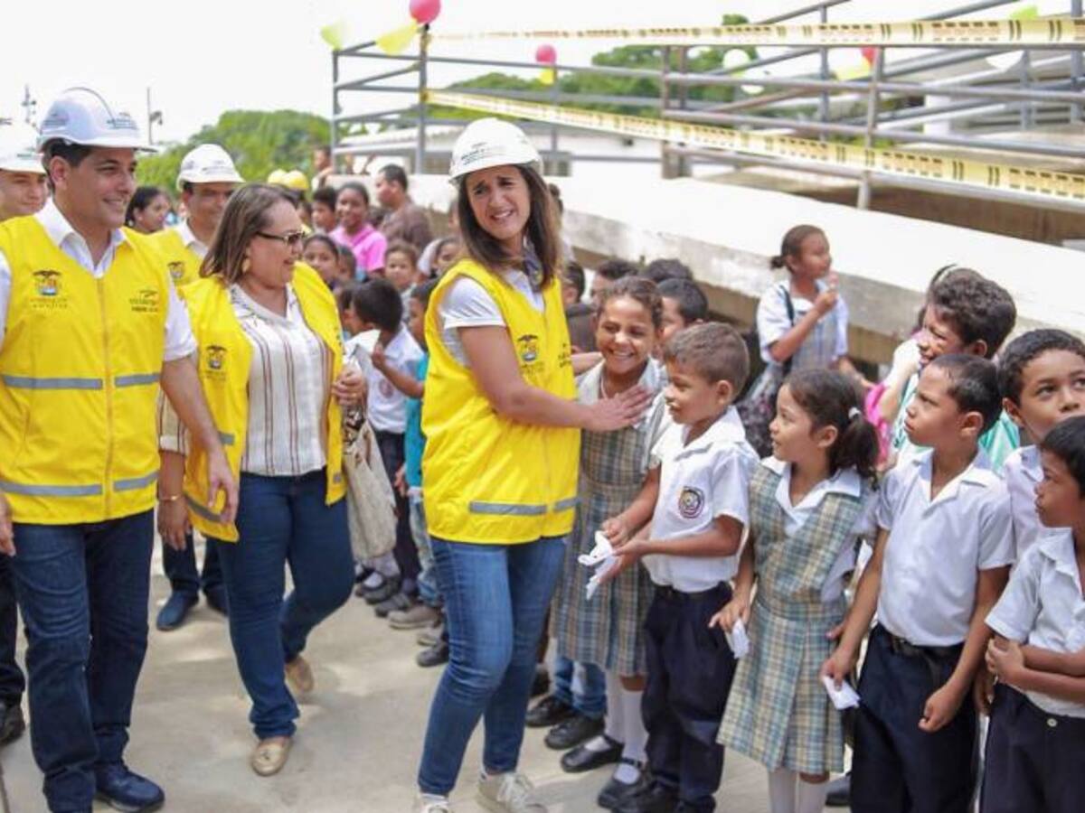 Ministra de Educación y Gobernador de Bolívar revisan obras en colegios