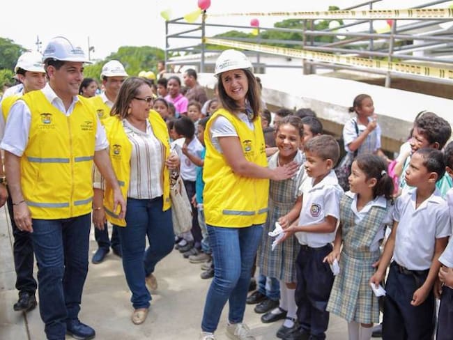 Ministra de Educación y Gobernador de Bolívar revisan obras en colegios