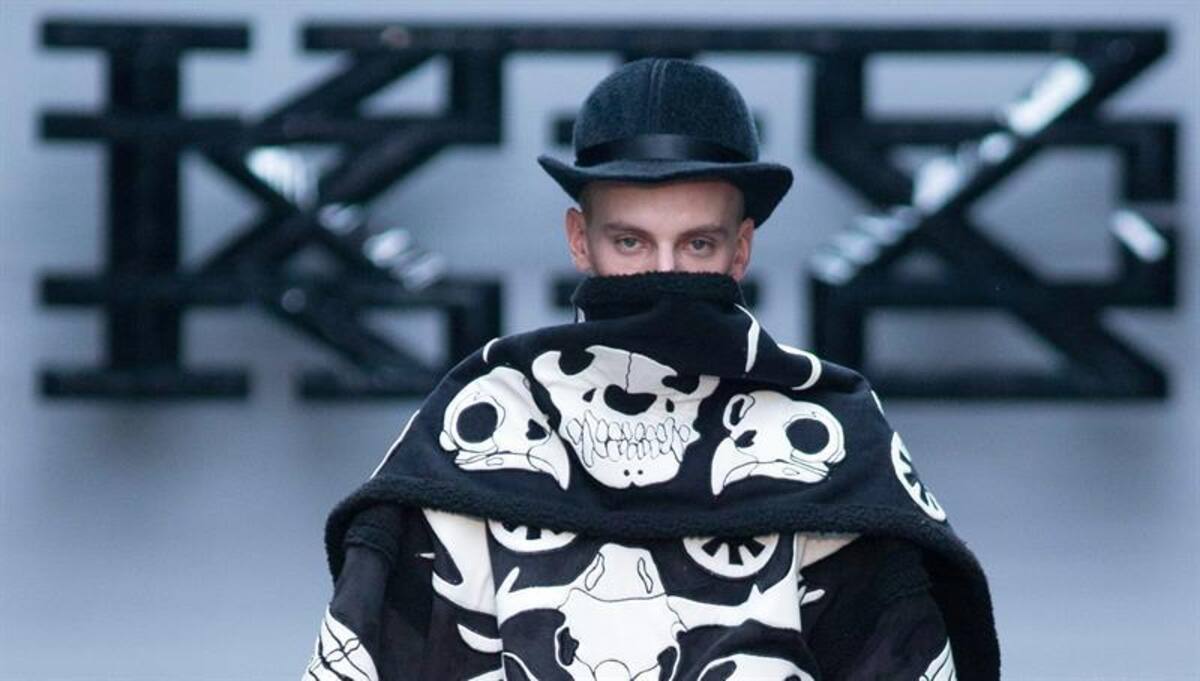 Una serie de modelos presentan la colección de otoño, invierno 2015 en la semana de la moda masculina en Londres, Inglaterra, que se realizará hasta el próximo 12 de enero.