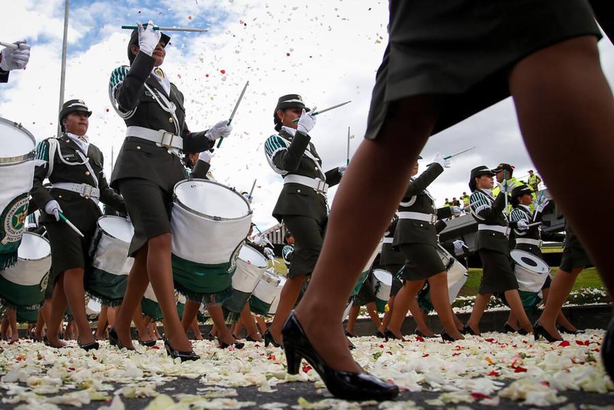 Miles de bogotanos salieron a las calles a observar el desfile del 20 de julio que realizan las Fuerzas Armadas Colombianas.