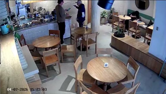 Momento del robo en cafetería en Chapinero capturado por cámara de seguridad.