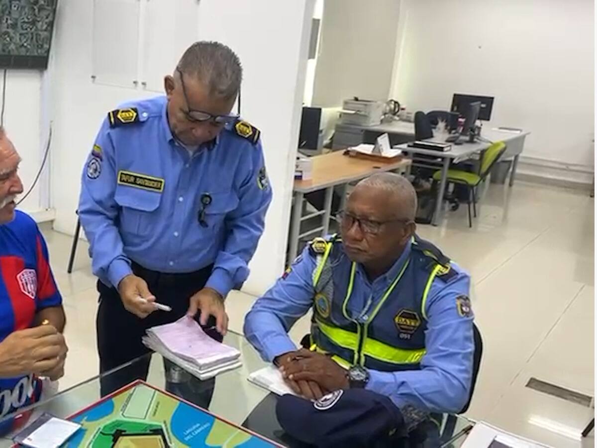 En Bocagrande sancionaron a conductor de taxi por circular en contravía