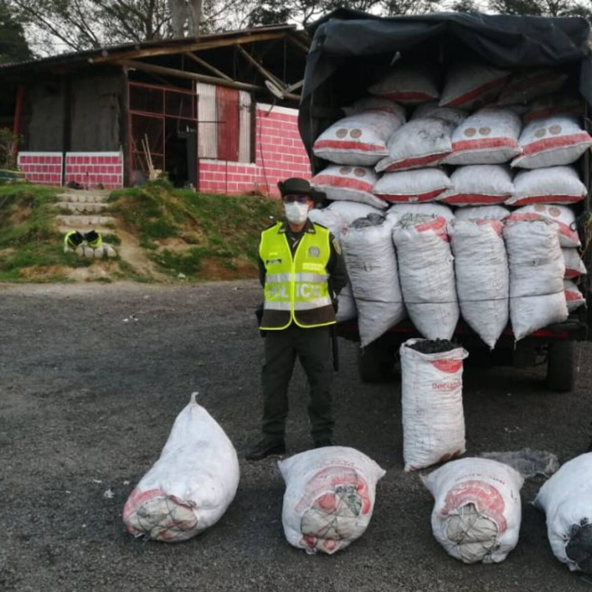 Incautan 850 kilos de carbón vegetal sin permisos para su comercialización