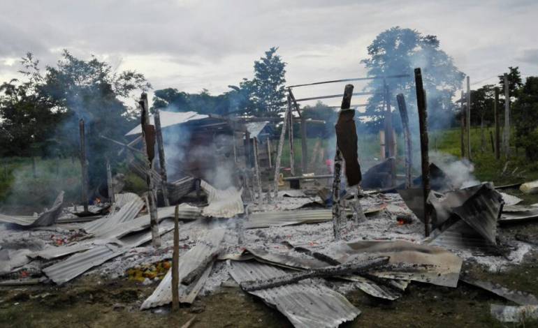 Queman casas de reclamantes de tierra en Turbo.