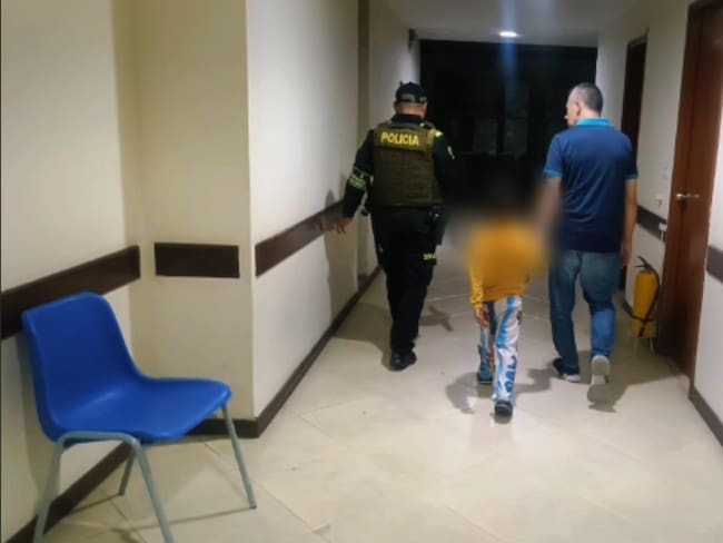 Niño de 5 años rescatado por la Policía al ser abandonado en una vivienda en Medellín. Foto: Alcaldía de Medellín.