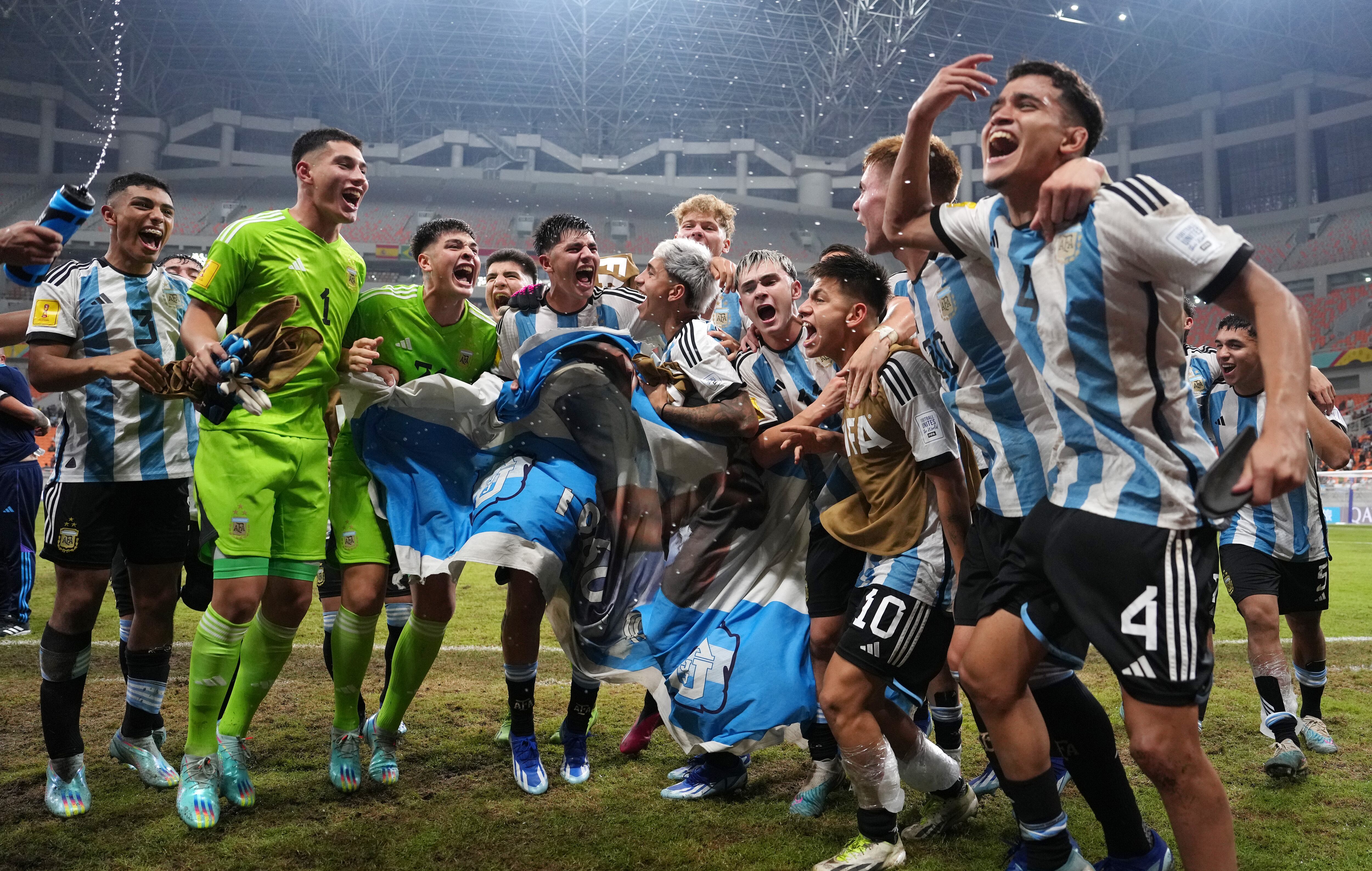 Selección Argentina Sub 17 celebrando el triunfo ante Brasil | Foto: Alex Caparros - FIFA/FIFA via Getty Images