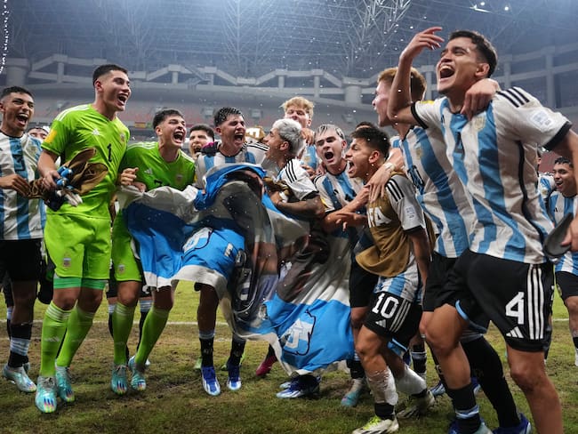 JAKARTA, INDONESIA - NOVEMBER 24: Players of Argentina celebrate following the team&#039;s victory in the FIFA U-17 World Cup Quarter Final match between Argentina and Brazil at Jakarta International Stadium on November 24, 2023 in Jakarta, Indonesia. (Photo by Alex Caparros - FIFA/FIFA via Getty Images)