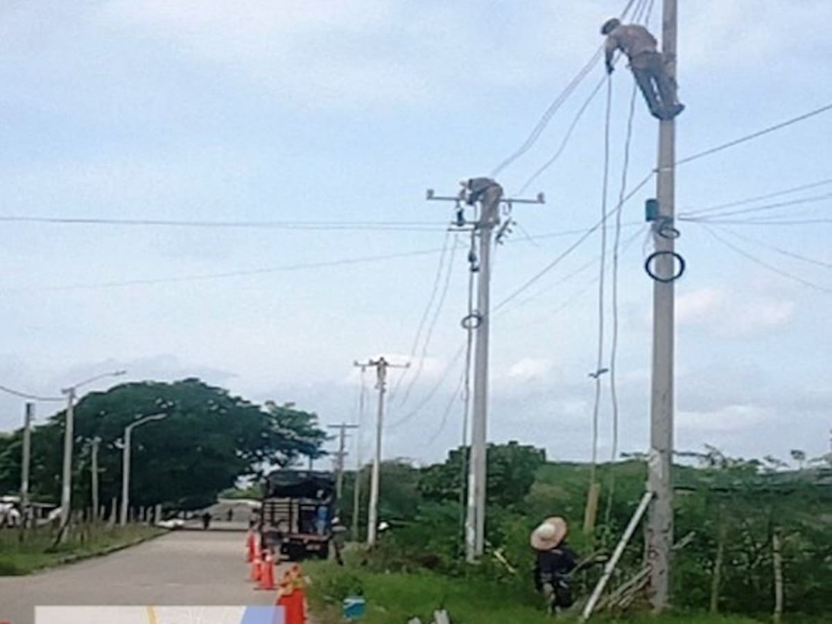 Comunidad de Calamar se rehúsa a los trabajos de instalación de nuevas redes eléctricas