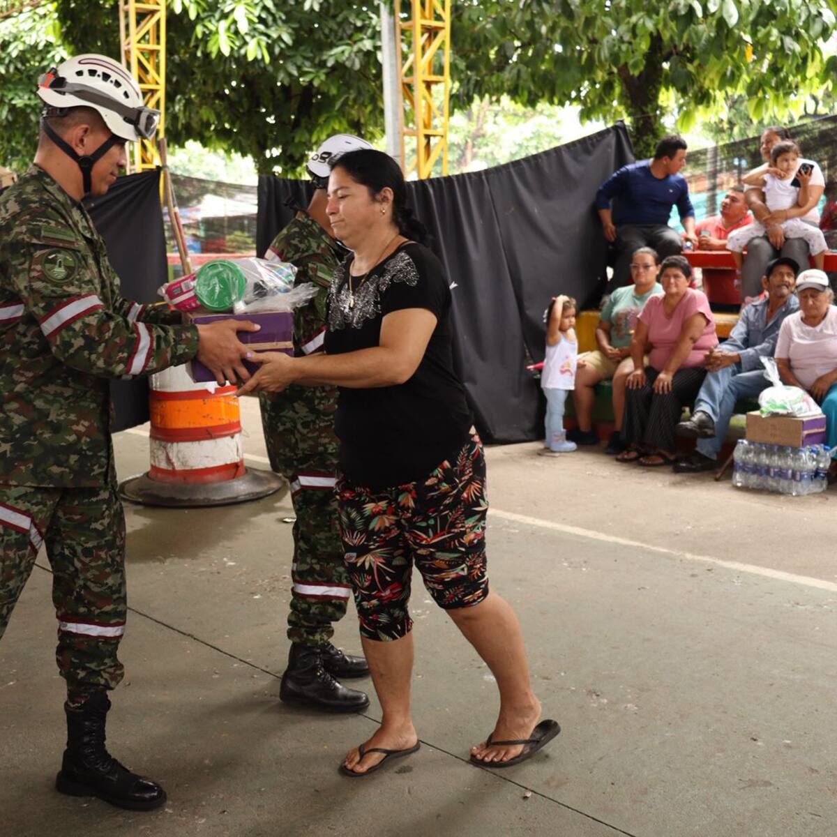 Ejército Nacional entregó ayudas a familias afectadas por el sismo en Paratebueno, Cundinamarca