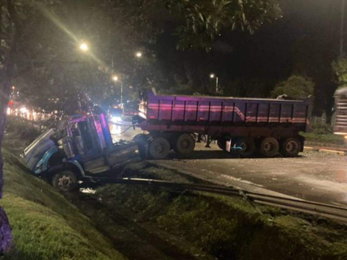 Autopista norte Bogotá: trancón y congestión por accidente de tractomula
