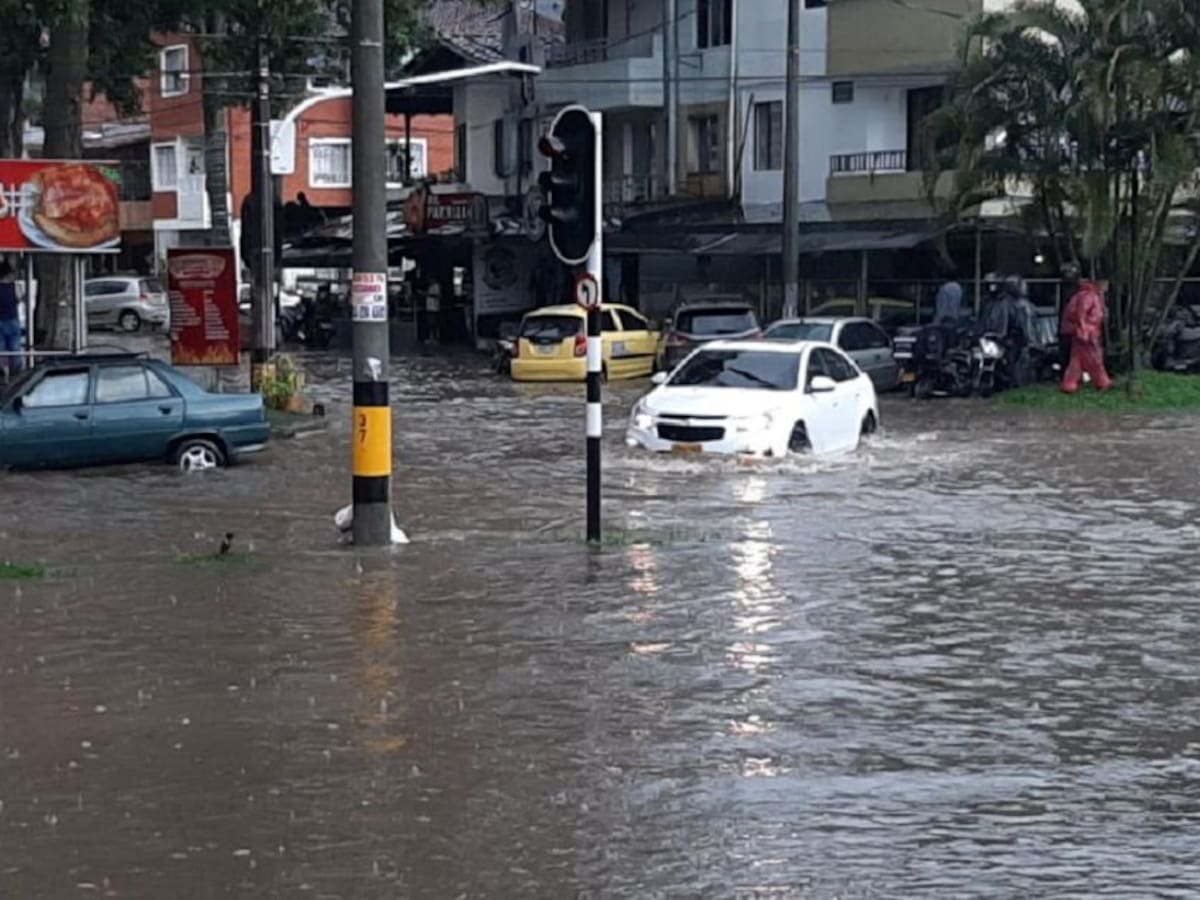 Varias vías de Medellín quedaron inundadas tras fuerte aguacero