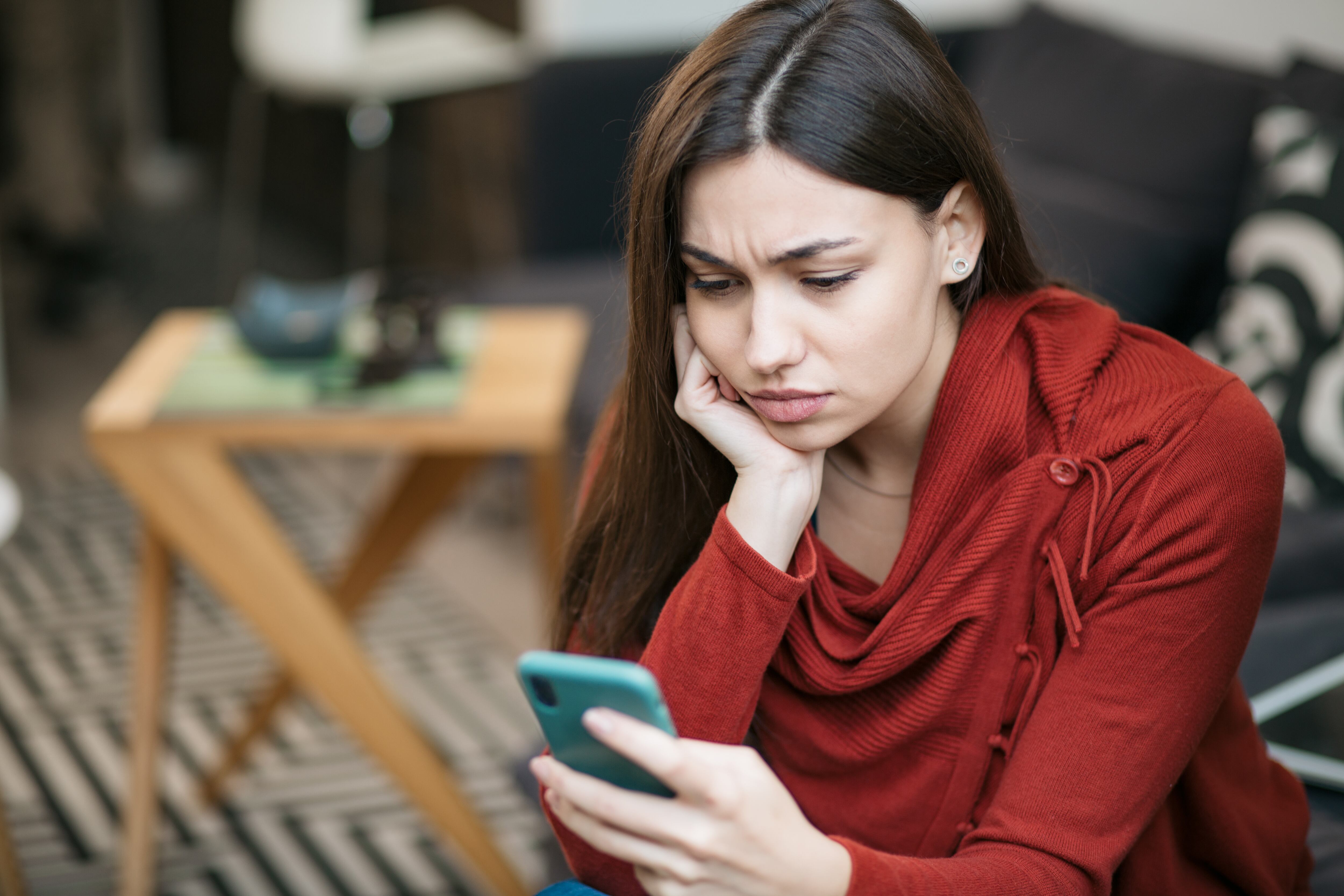 Mujer viendo el celular. (Getty Images)