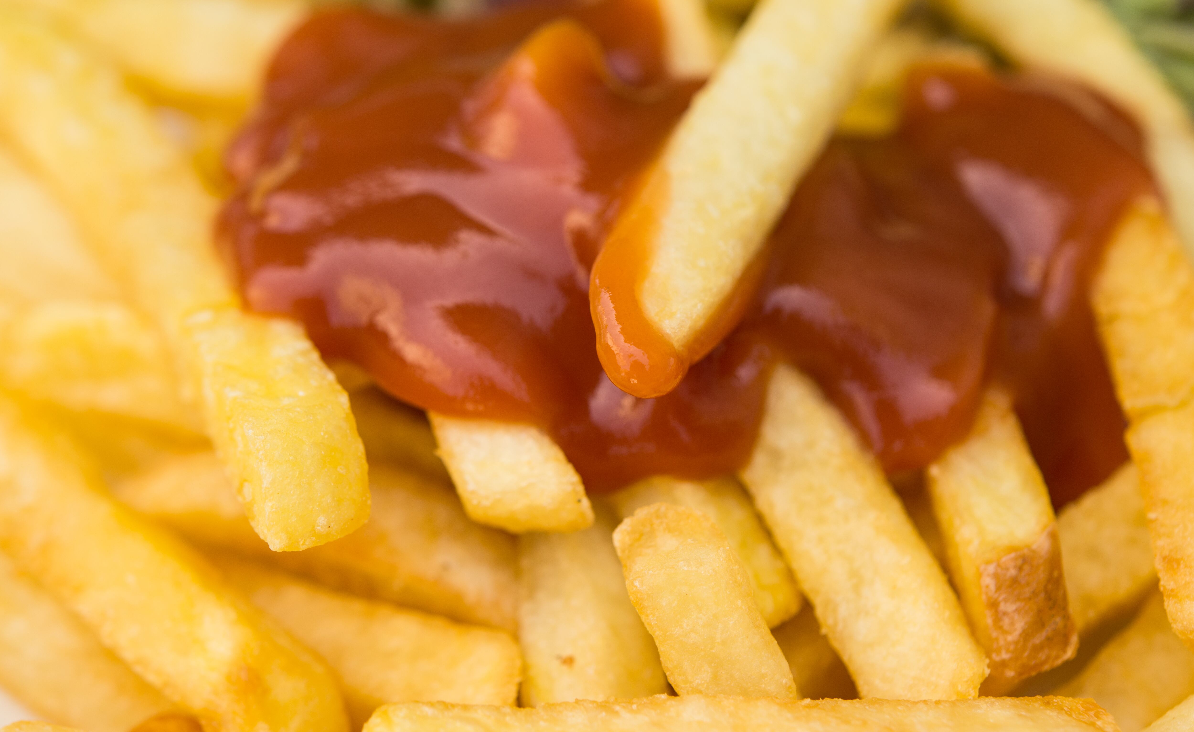 Papas a la francesa con salsa (Getty Images).