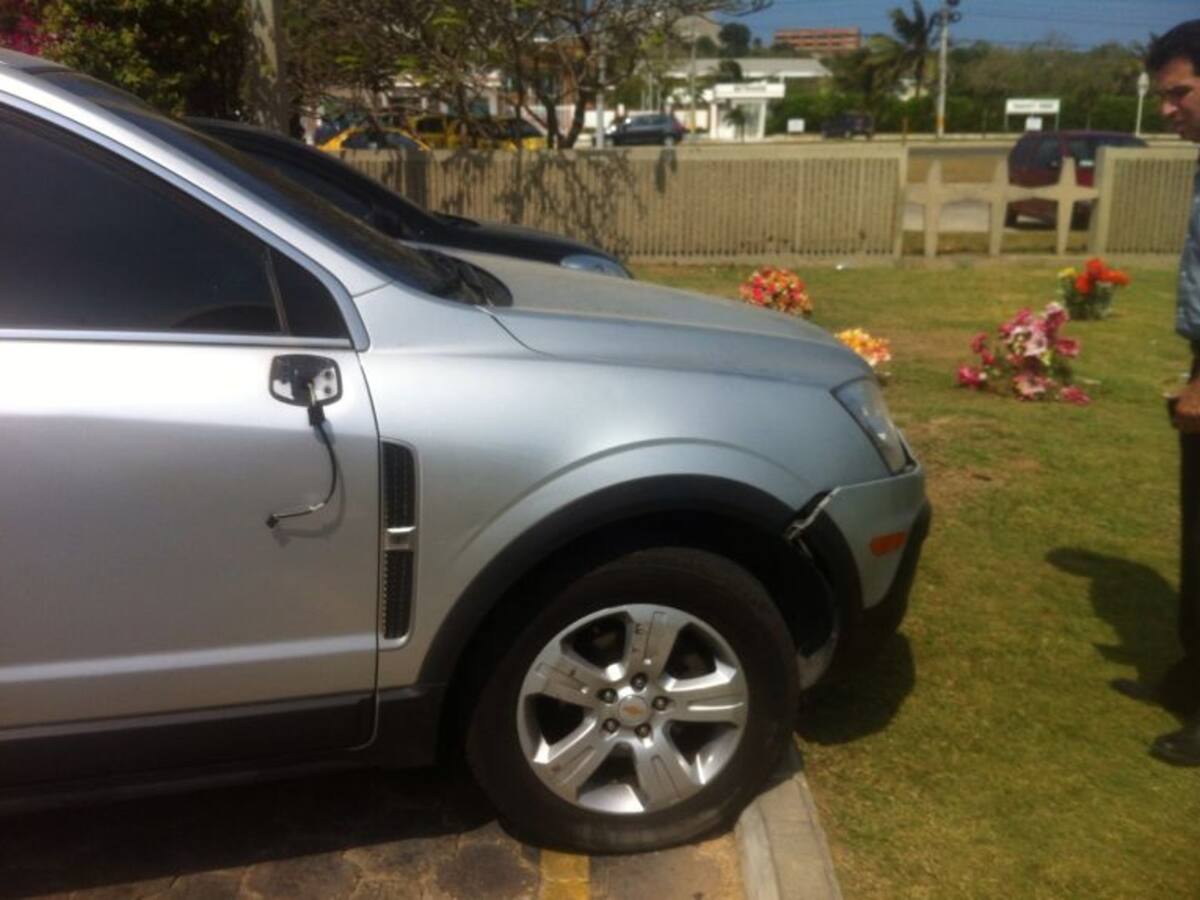 Harlistas atacan carro de hermana de exgobernador