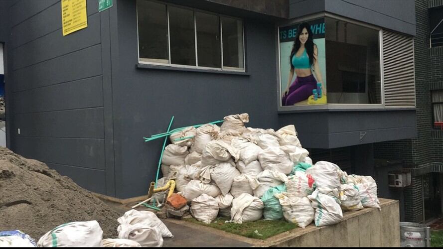 Alcalde de Bucaramanga anuncia embargos por basuras mientras su empresa tiene escombros en vía pública. Foto: W Radio