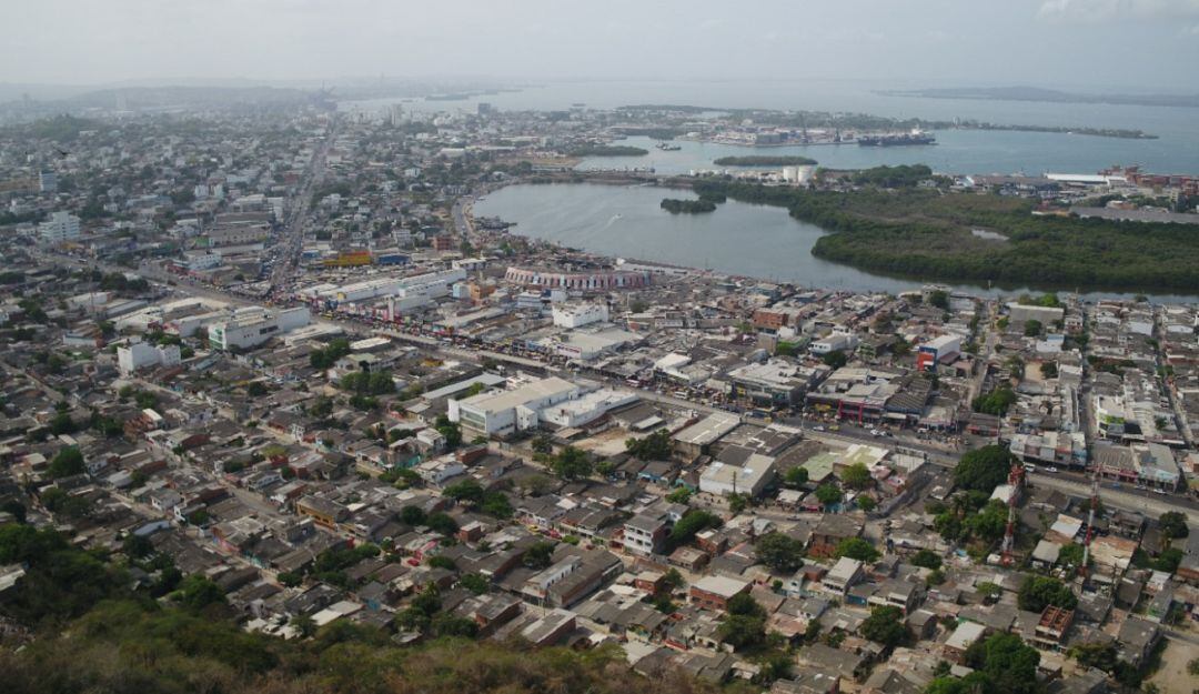 El documento establece acciones de planificación y atención de las posibles emergencias y desastres que se puedan presentar