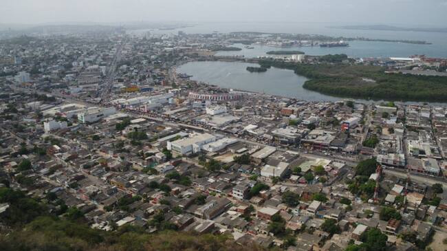 El documento establece acciones de planificación y atención de las posibles emergencias y desastres que se puedan presentar