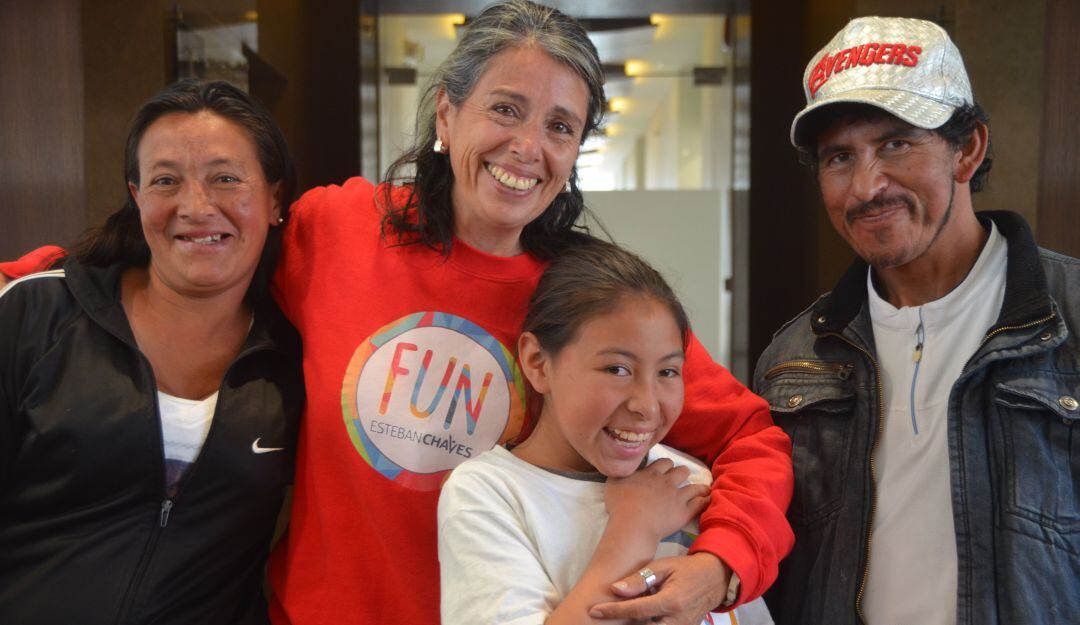 La mamá de Esteban Chaves (cen.) junto con algunos beneficiados de la Fundación.