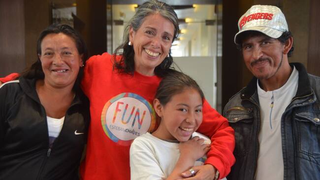 La mamá de Esteban Chaves (cen.) junto con algunos beneficiados de la Fundación.