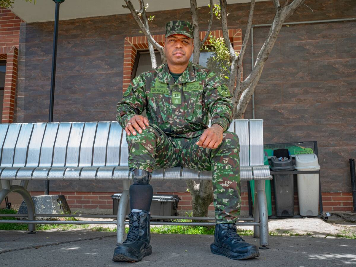 Soldado amputado se convierte en el primer conductor de ambulancia militar certificado en Colombia