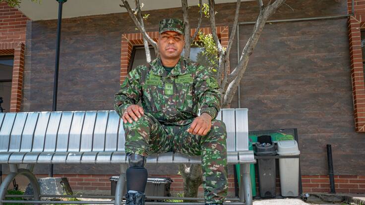 Soldado amputado se convierte en el primer conductor de ambulancia militar certificado en Colombia