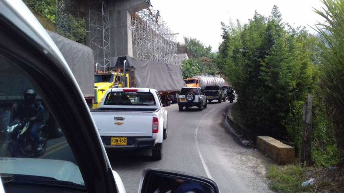 Autoridades de tránsito en Quindío piden prudencia en el paso por la vía La Línea