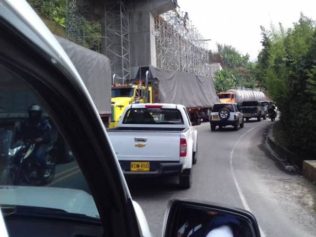 Autoridades de tránsito en Quindío piden prudencia en el paso por la vía La Línea