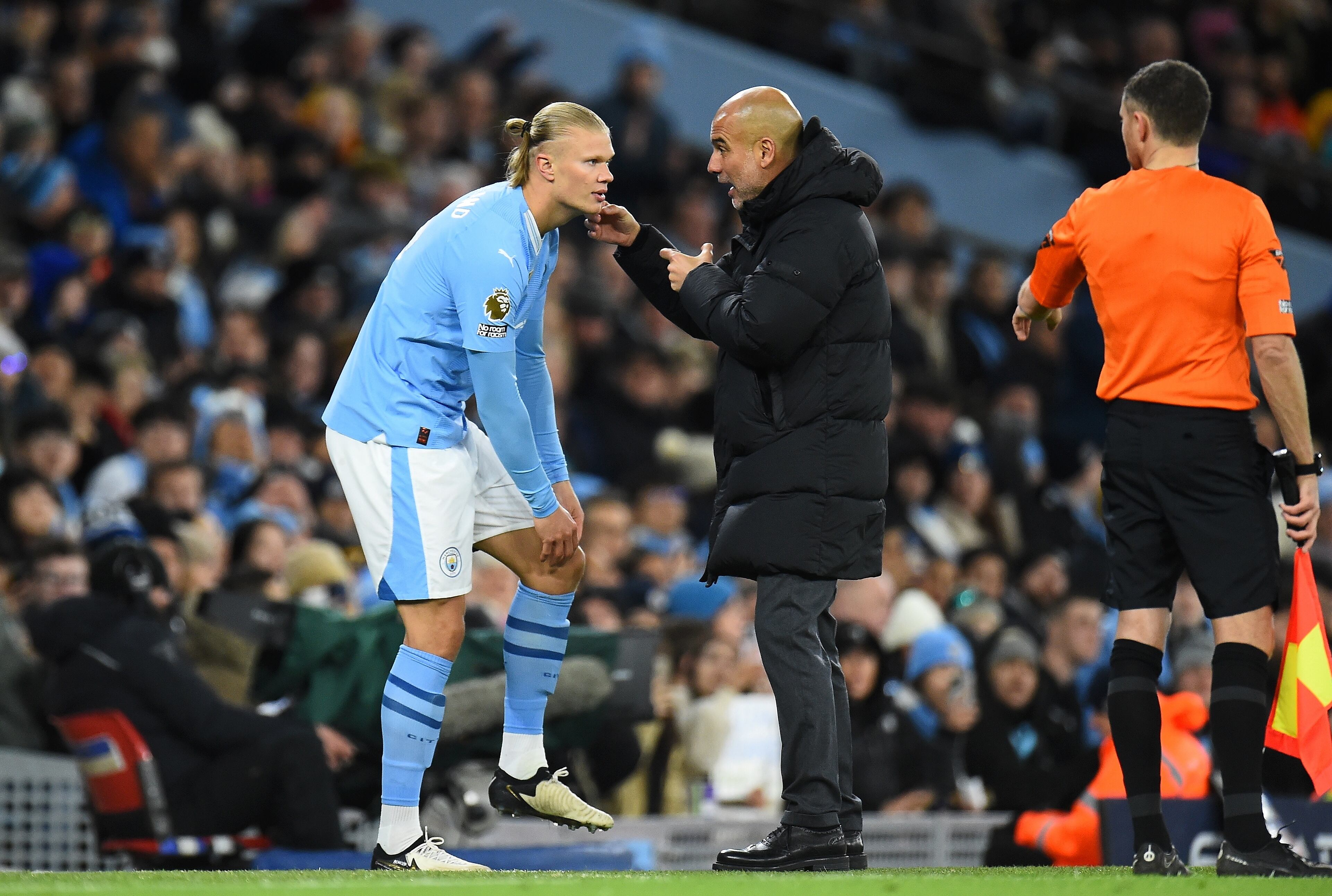 Manchester (Norway), 31/01/2024.- Manchester City's manager Pep Guardiola (C) gives instructions to Manchester City's Erling Haaland (L) before send him to replace Kevin De Bruyne (not pictured)during the English Premier League soccer match between Manchester City and Burnley FC, in Manchester, Britain, 31 January 2024. (Reino Unido) EFE/EPA/PETER POWELL EDITORIAL USE ONLY. No use with unauthorized audio, video, data, fixture lists, club/league logos, 'live' services or NFTs. Online in-match use limited to 120 images, no video emulation. No use in betting, games or single club/league/player publications.