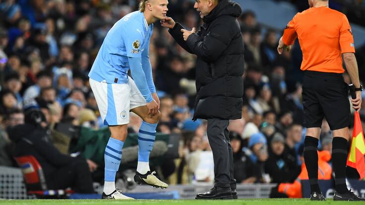 Manchester (Norway), 31/01/2024.- Manchester City&#039;s manager Pep Guardiola (C) gives instructions to Manchester City&#039;s Erling Haaland (L) before send him to replace Kevin De Bruyne (not pictured)during the English Premier League soccer match between Manchester City and Burnley FC, in Manchester, Britain, 31 January 2024. (Reino Unido) EFE/EPA/PETER POWELL EDITORIAL USE ONLY. No use with unauthorized audio, video, data, fixture lists, club/league logos, &#039;live&#039; services or NFTs. Online in-match use limited to 120 images, no video emulation. No use in betting, games or single club/league/player publications.