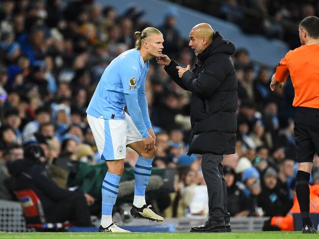 Manchester (Norway), 31/01/2024.- Manchester City's manager Pep Guardiola (C) gives instructions to Manchester City's Erling Haaland (L) before send him to replace Kevin De Bruyne (not pictured)during the English Premier League soccer match between Manchester City and Burnley FC, in Manchester, Britain, 31 January 2024. (Reino Unido) EFE/EPA/PETER POWELL EDITORIAL USE ONLY. No use with unauthorized audio, video, data, fixture lists, club/league logos, 'live' services or NFTs. Online in-match use limited to 120 images, no video emulation. No use in betting, games or single club/league/player publications.
