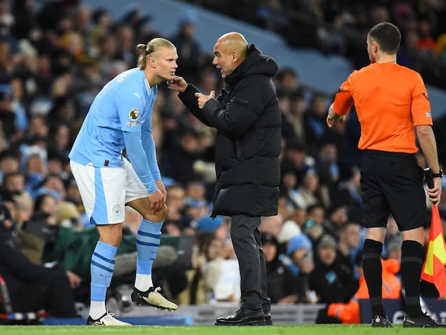 Manchester (Norway), 31/01/2024.- Manchester City&#039;s manager Pep Guardiola (C) gives instructions to Manchester City&#039;s Erling Haaland (L) before send him to replace Kevin De Bruyne (not pictured)during the English Premier League soccer match between Manchester City and Burnley FC, in Manchester, Britain, 31 January 2024. (Reino Unido) EFE/EPA/PETER POWELL EDITORIAL USE ONLY. No use with unauthorized audio, video, data, fixture lists, club/league logos, &#039;live&#039; services or NFTs. Online in-match use limited to 120 images, no video emulation. No use in betting, games or single club/league/player publications.