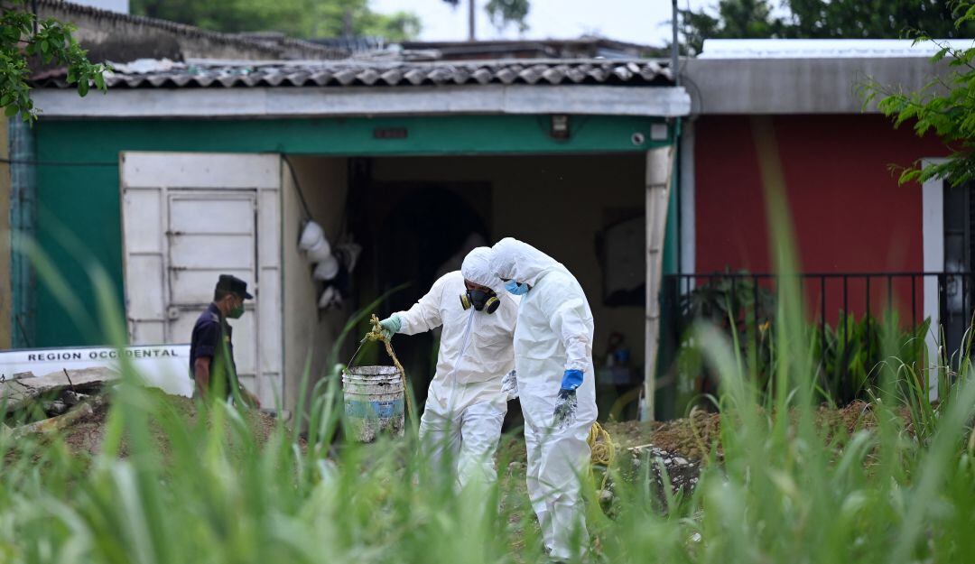 Expolicía tenía enterradas al menos a 14 víctimas en su casa en El Salvador