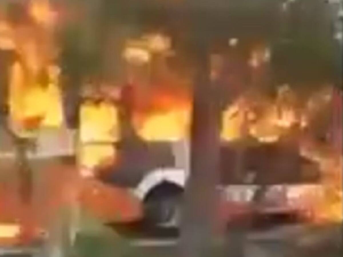 Evalúan cuatro hipótesis sobre causas del incendio de un bus de Transcaribe