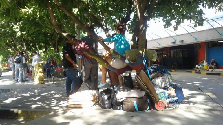 Niños menores de cinco años, mujeres embarazadas y hombres jóvenes han ocupado parte del parqueadero de la terminal con maletines.