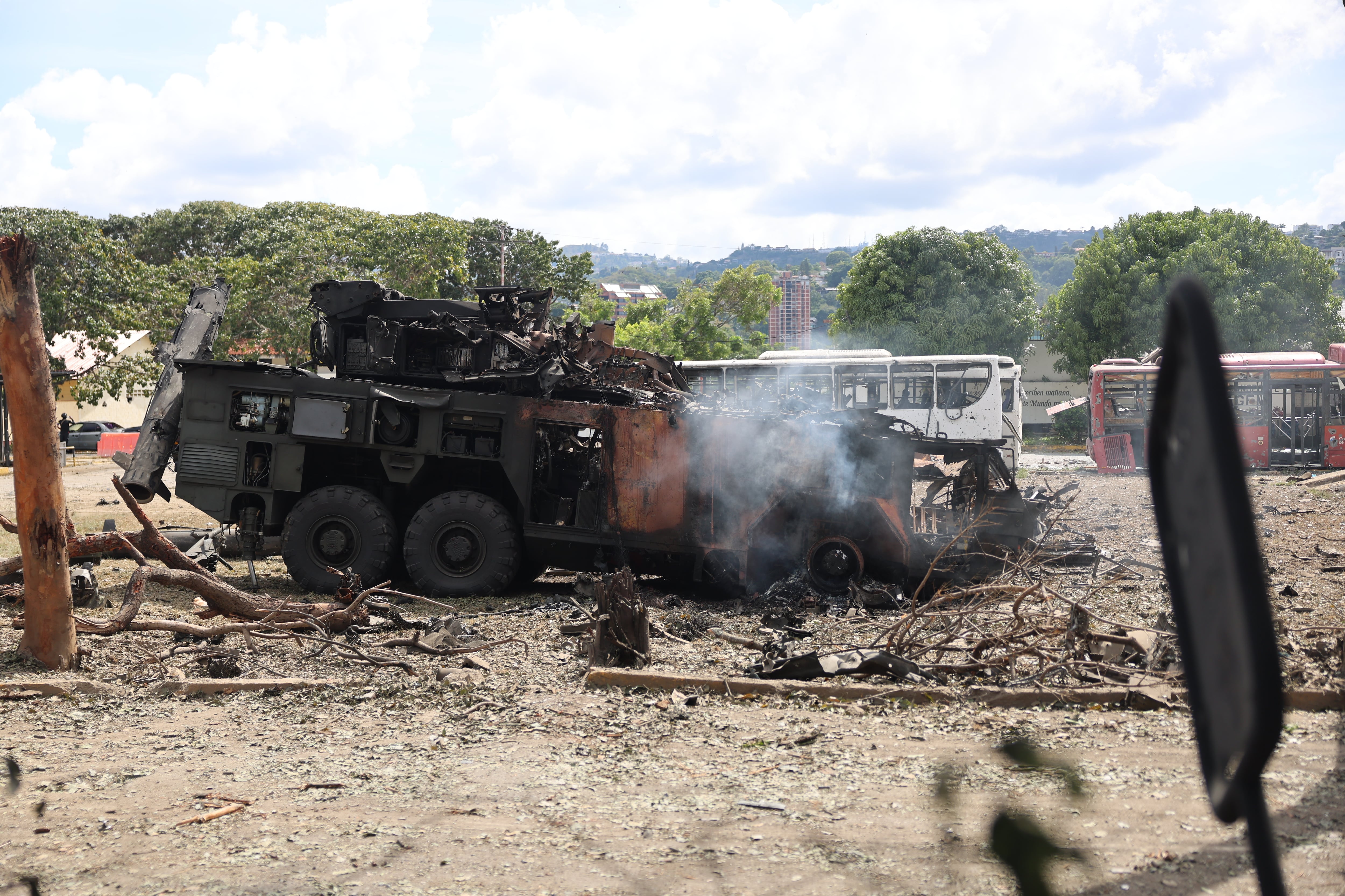 FOTODELDÍA AME1751. CARACAS (VENEZUELA), 03/01/2026.- Fotografía que muestra un vehículo militar incinerado luego de ser impactado en la Base Aérea Generalísimo Francisco de Miranda, también conocida como La Carlota este sábado, en Caracas (Venezuela). Fuego y algunos daños en el vallado de La Carlota, el principal aeropuerto militar de Caracas, fueron constatados por EFE la madrugada de este sábado, después de que el Gobierno de Venezuela denunció una "agresión militar" de Estados Unidos.  EFE/ Miguel Gutierrez