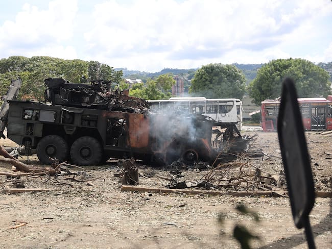 FOTODELDÍA AME1751. CARACAS (VENEZUELA), 03/01/2026.- Fotografía que muestra un vehículo militar incinerado luego de ser impactado en la Base Aérea Generalísimo Francisco de Miranda, también conocida como La Carlota este sábado, en Caracas (Venezuela). Fuego y algunos daños en el vallado de La Carlota, el principal aeropuerto militar de Caracas, fueron constatados por EFE la madrugada de este sábado, después de que el Gobierno de Venezuela denunció una "agresión militar" de Estados Unidos. EFE/ Miguel Gutierrez