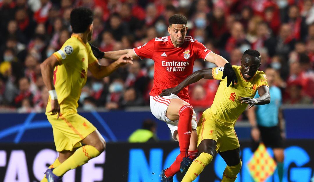 Acción de juego entre Sadio Mané y Luis Díaz