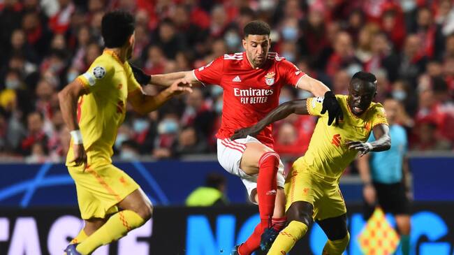 Acción de juego entre Sadio Mané y Luis Díaz