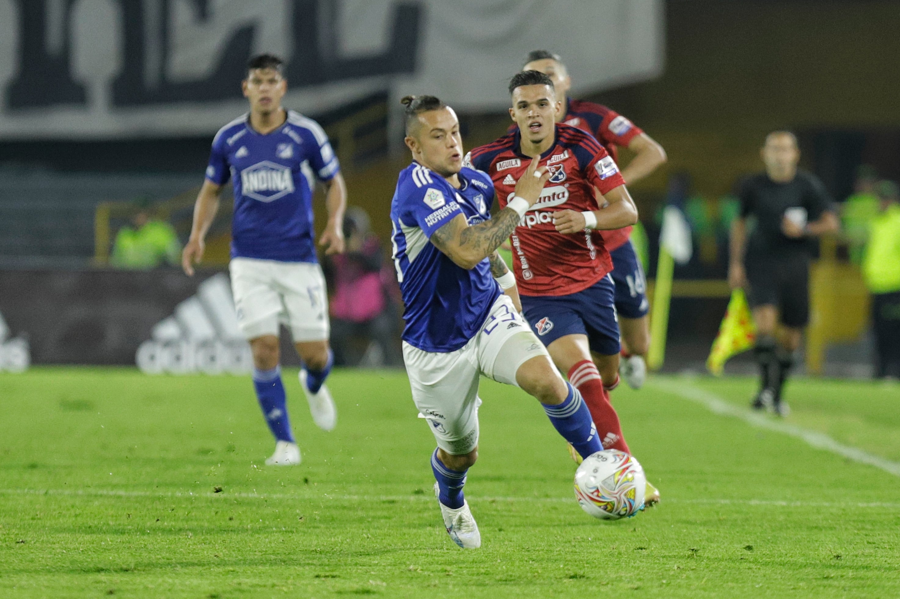 Leonardo Castro, delantero de Millonarios, y Miguel Monsalve, volante de Medellín. (Colprensa - Camila Díaz)