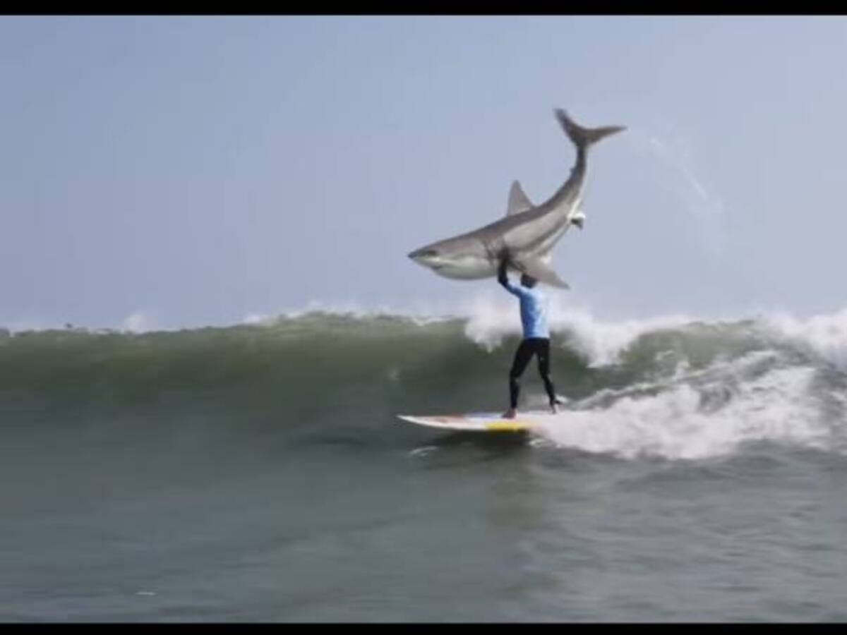 Polémica por comercial que se burla de ataque de tiburón a un surfista
