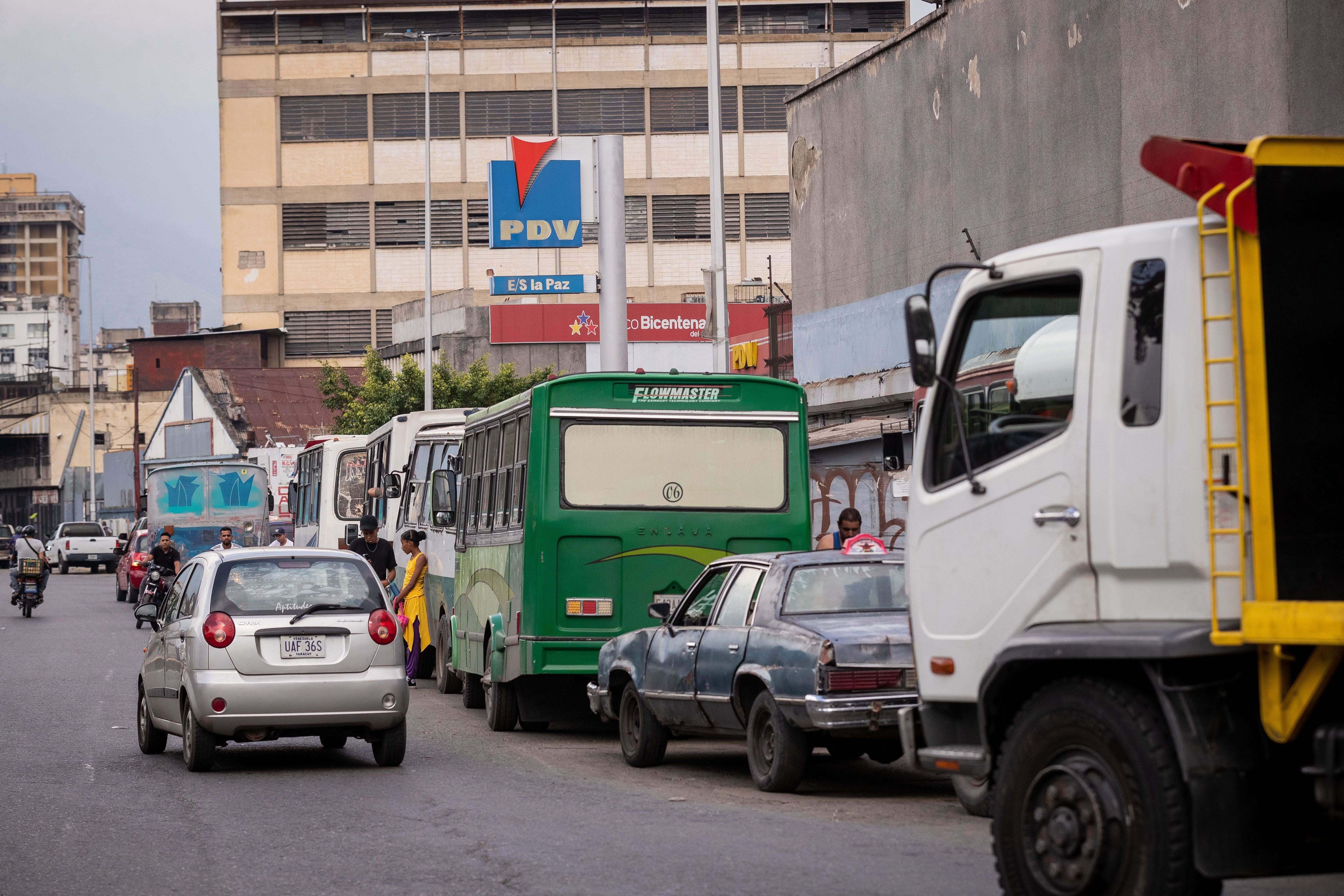Fila de vehículos en una estación de gasolina de Venezuela. Foto: EFE