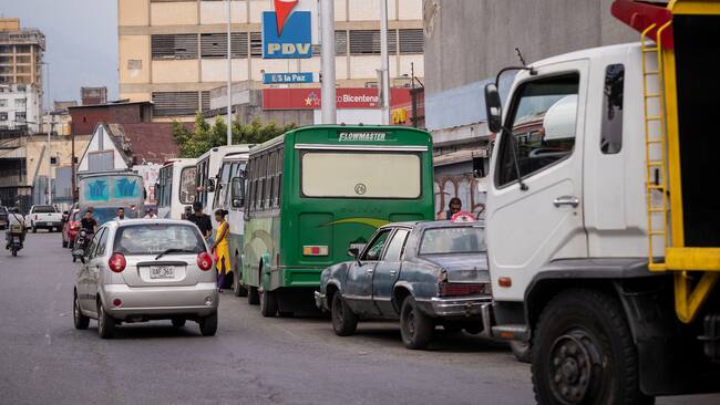 AME3350. CARACAS (VENEZUELA), 02/11/2023.- Personas hacen fila con sus vehículos en una estación de gasolina, el 30 de octubre de 2023, en Caracas (Venezuela). Las fallas que enfrenta Venezuela en áreas como infraestructura, servicios, seguridad y capital humano restringen, según expertos, su capacidad de expandir la economía, aun en un escenario exento de sanciones -a las que el Gobierno achaca la crisis- de las cuales varias fueron levantadas, temporal y condicionalmente, por Estados Unidos. EFE/ Rayner Peña R