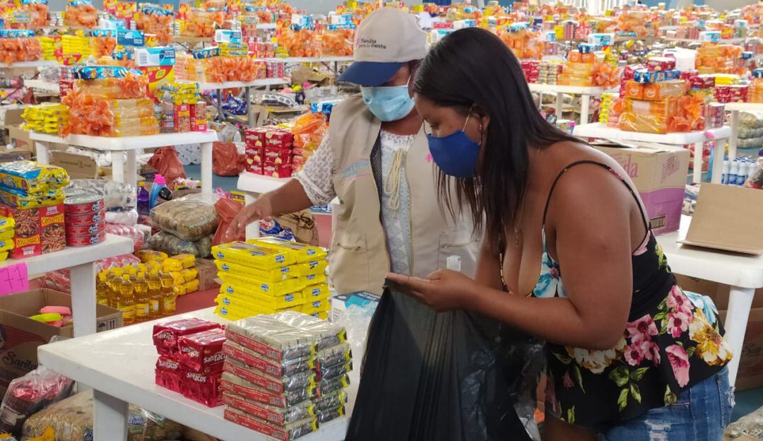 Entrega de insumos a tenderos en Cartagena