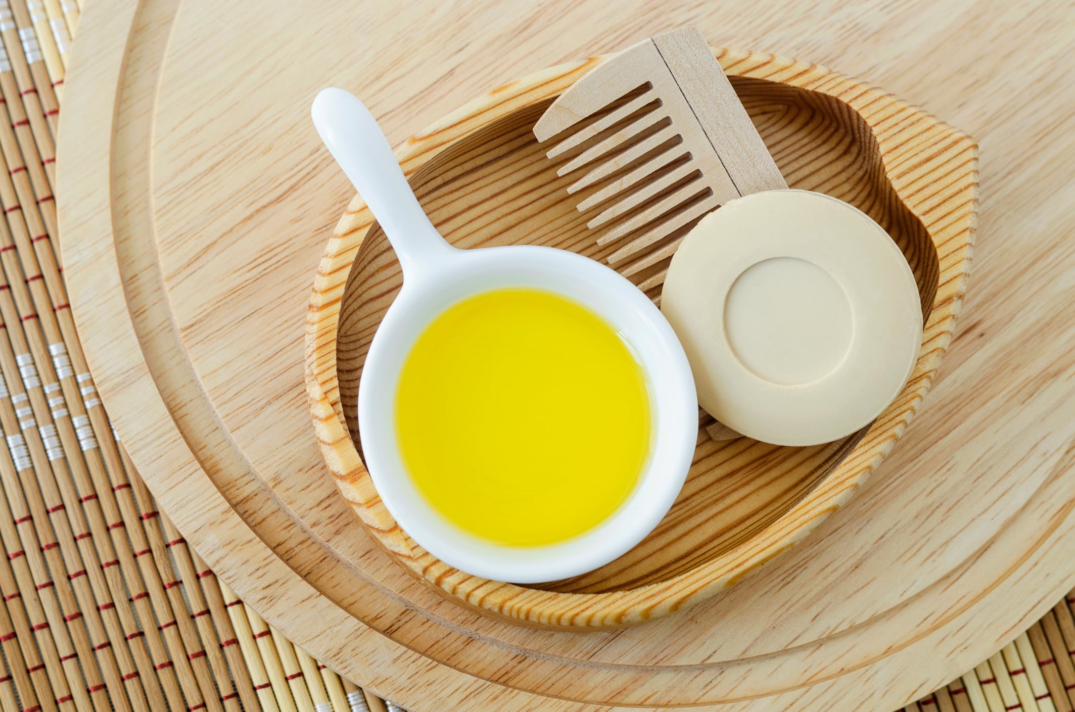 Recipiente con aceite de oliva junto a un cepillo y otros elementos (Getty Images)