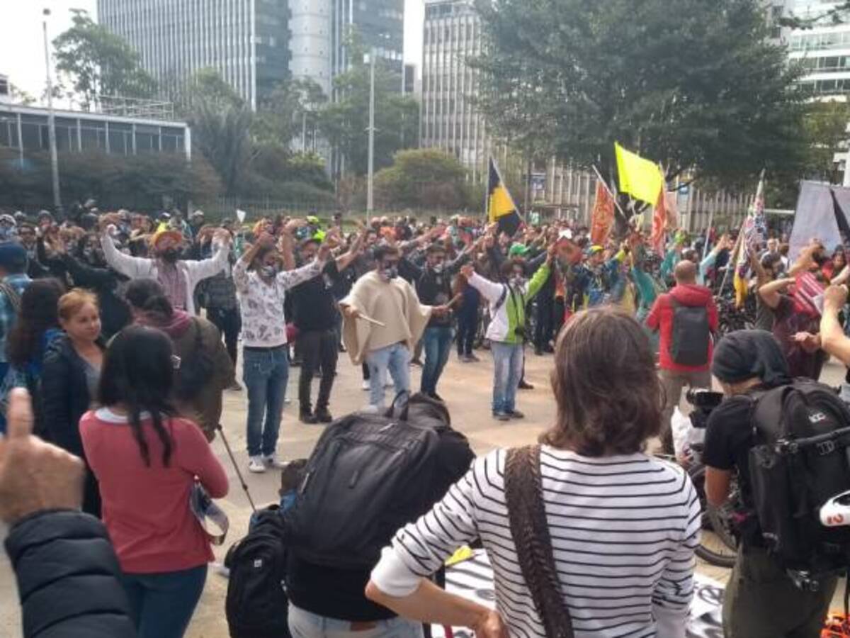Marcha de ambientalistas en Bogotá contra la tala de árboles