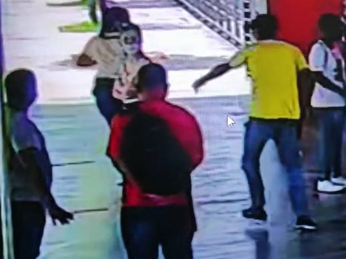 VIDEO: con pistola delincuentes atracaron en estación de Transcaribe